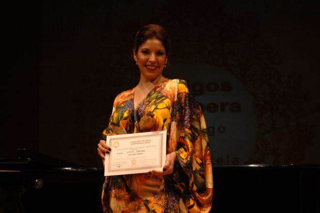 Lucía Tavira recogiendo su premio en Santiago de Compostela.