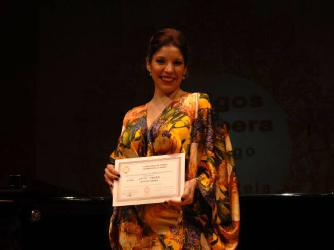Lucía Tavira recogiendo su premio en Santiago de Compostela.