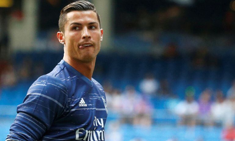 Cristiano Ronaldo, durante el calentamiento en el partido ante Osasuna