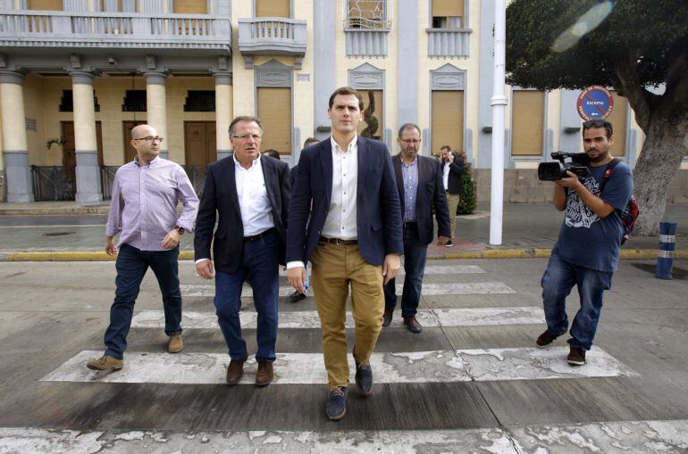 GRA252. MELILLA, 08/11/2015.- El candidato a la Presidencia del Gobierno por Ciudadanos (C's), Albert Rivera (c), acompañado de los candidatos al Senado, Eduardo de Castro (2-i), y al Congreso, Ahmed Boubnane (i), a su llegada hoy a un mitin de precampaña