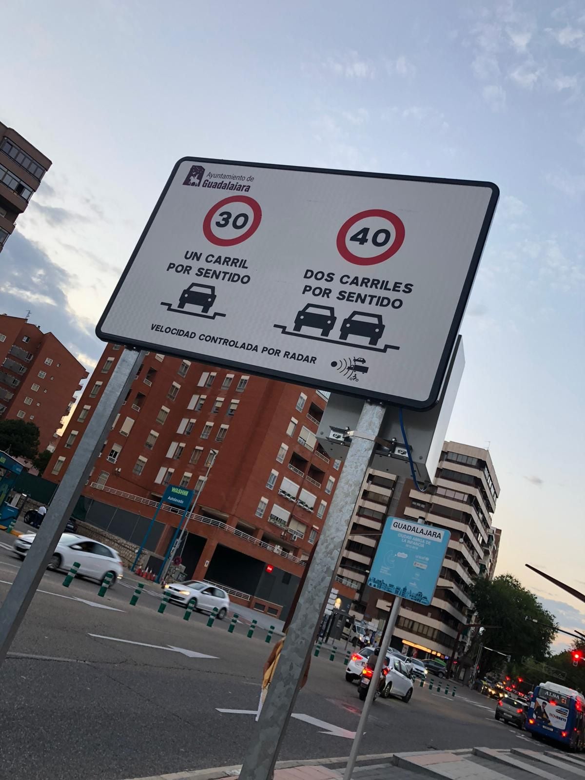 Cartel con límites velocidad en Guadalajara