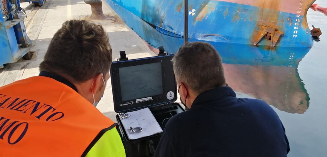 Labores de búsqueda junto al barco volcado