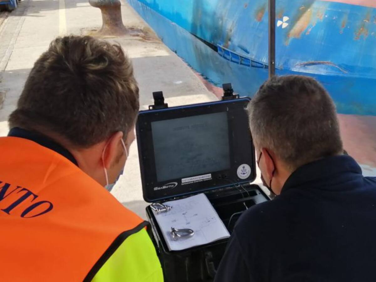Las labores para retirar el barco volcado del puerto de Castellón podrían demorarse dos meses