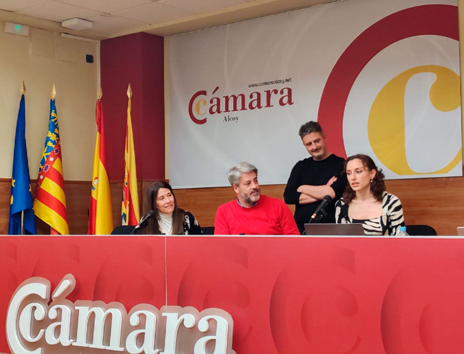 Un instante de la inauguración de la muestra de fotografía con la presencia del fotógrafo Toni Miranda, junto al presidente de Pablo de Gracia y a la concejal de Turismo, Lorena Zamorano