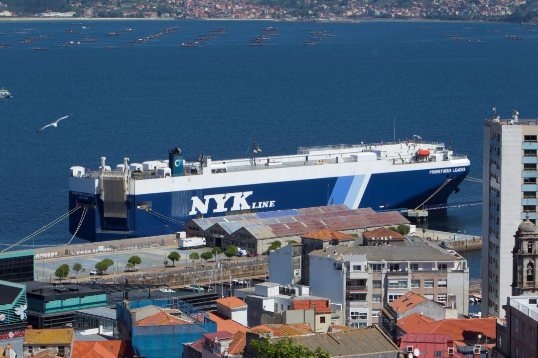  El buque RO-RO Prometeus Leader retenido en el puerto de Vigo, este lunes. 