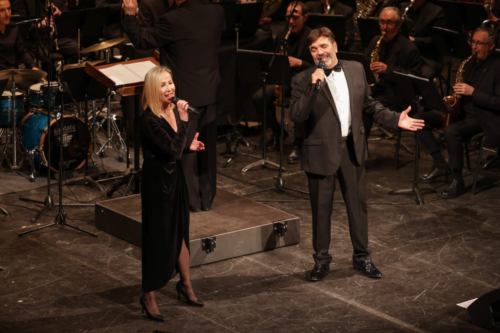 Felipe Garbe y Eva Ferri, hija del Nino Bravo, interpretando una canción sobre el escenario del Teatro Principal de València en la gala homenaje al cantante de Aileo de Malferit en su 50 aniversario de su muerte