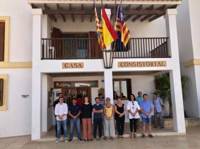 Imagen del minuto de silencio en el Consell de Formentera