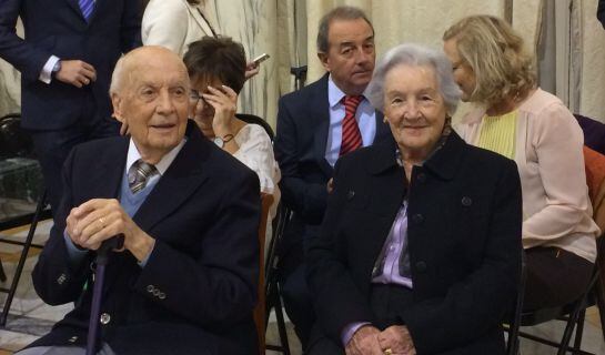 Luis Orts, a la izquierda, participó en la fabricación de las lámparas que lucen en el Salón de Cristal del Ayuntamiento de Valencia