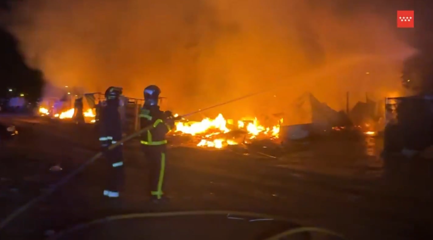 Las llamas se han propagado rápidamente por todas las infraviviendas ubicadas en esta zona de Leganés Norte