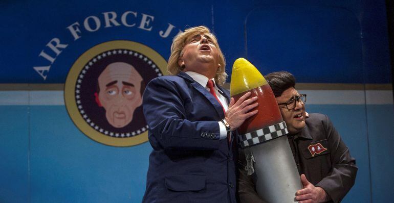  Dos integrantes de la chirigota "Grupo de guasa", caracterizando a Donald Trump y Kim Jong-un, durante su actuación en el último pase de semifinal del Concurso Oficial de Agrupaciones Carnavalescas de Cádiz
