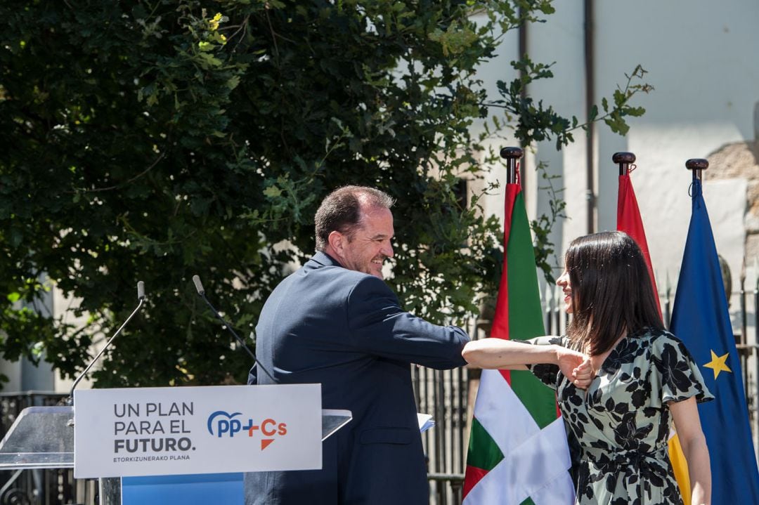 Inés Arrimadas y Carlos Iturgaiz en un acto de la campaña electoral en Euskadi