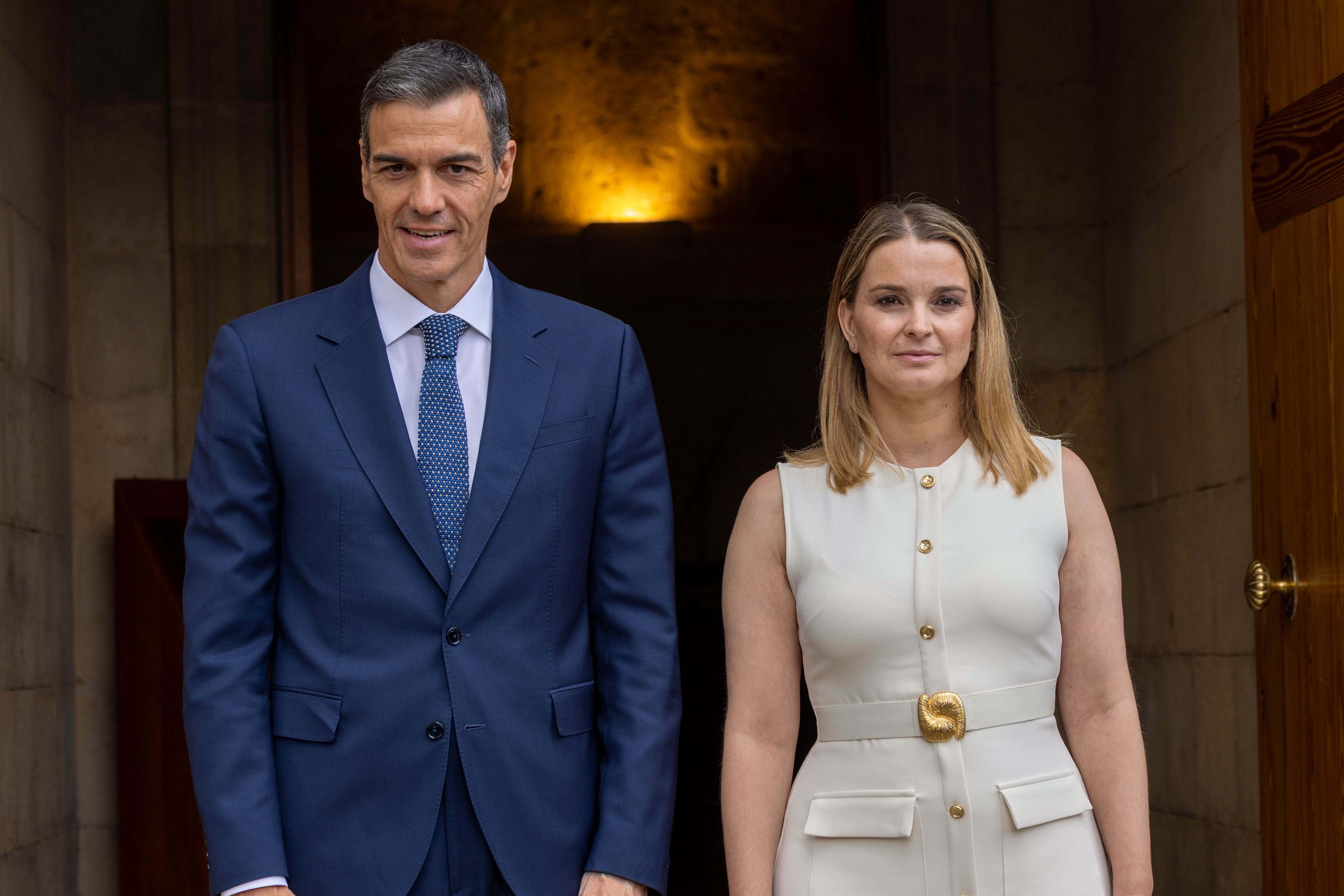 PALMA DE MALLORCA, 29/07/2025.- El presidente del Gobierno, Pedro Sánchez (i), se reúne con la presidenta del Govern, Marga Prohens, para tratar temas de migración, financiación y gestión aeroportuaria este martes, en el Consolat de Mar de Palma de Mallorca. EFE/ CATI CLADERA