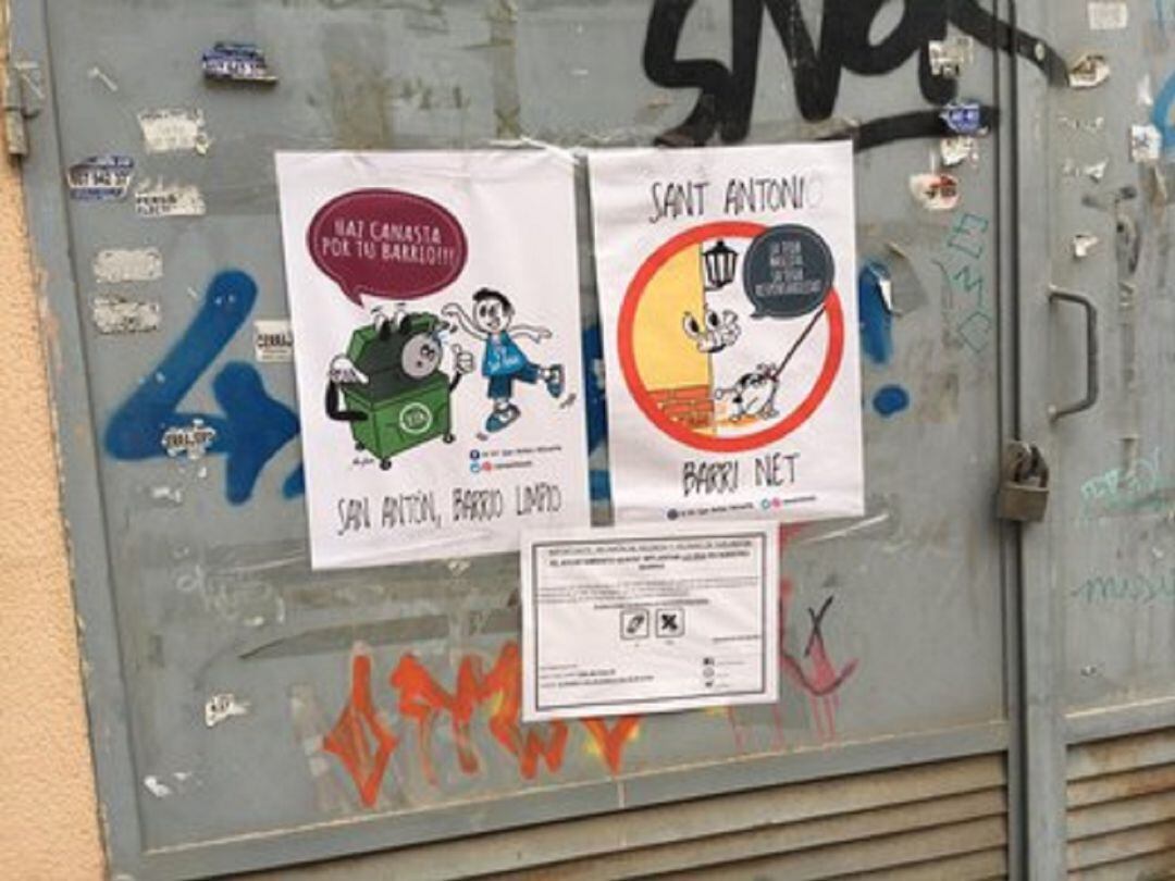 Carteles pegados en San Antón en los que se pide un barrio 'limpio'