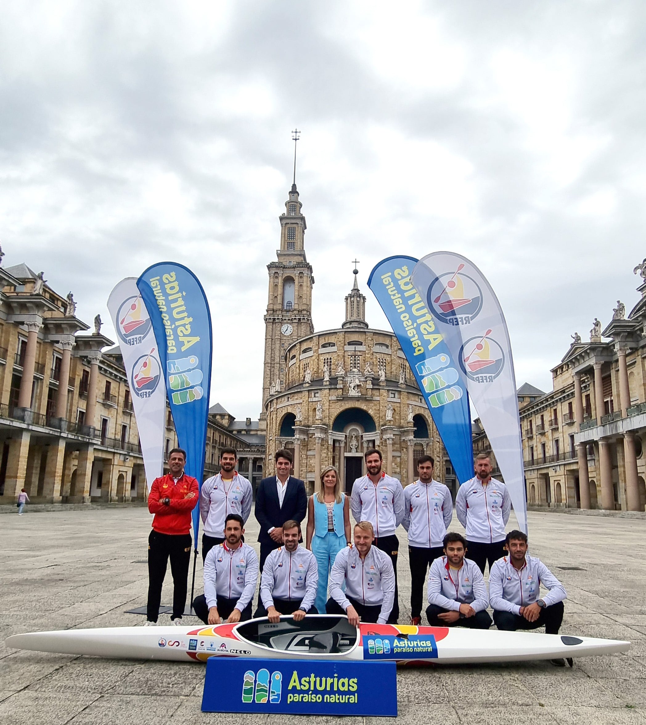 Los integrantes de la Selección Española de Piragüismo posan junto a la viceconsejera de Turismo y el presidente de la Federación.