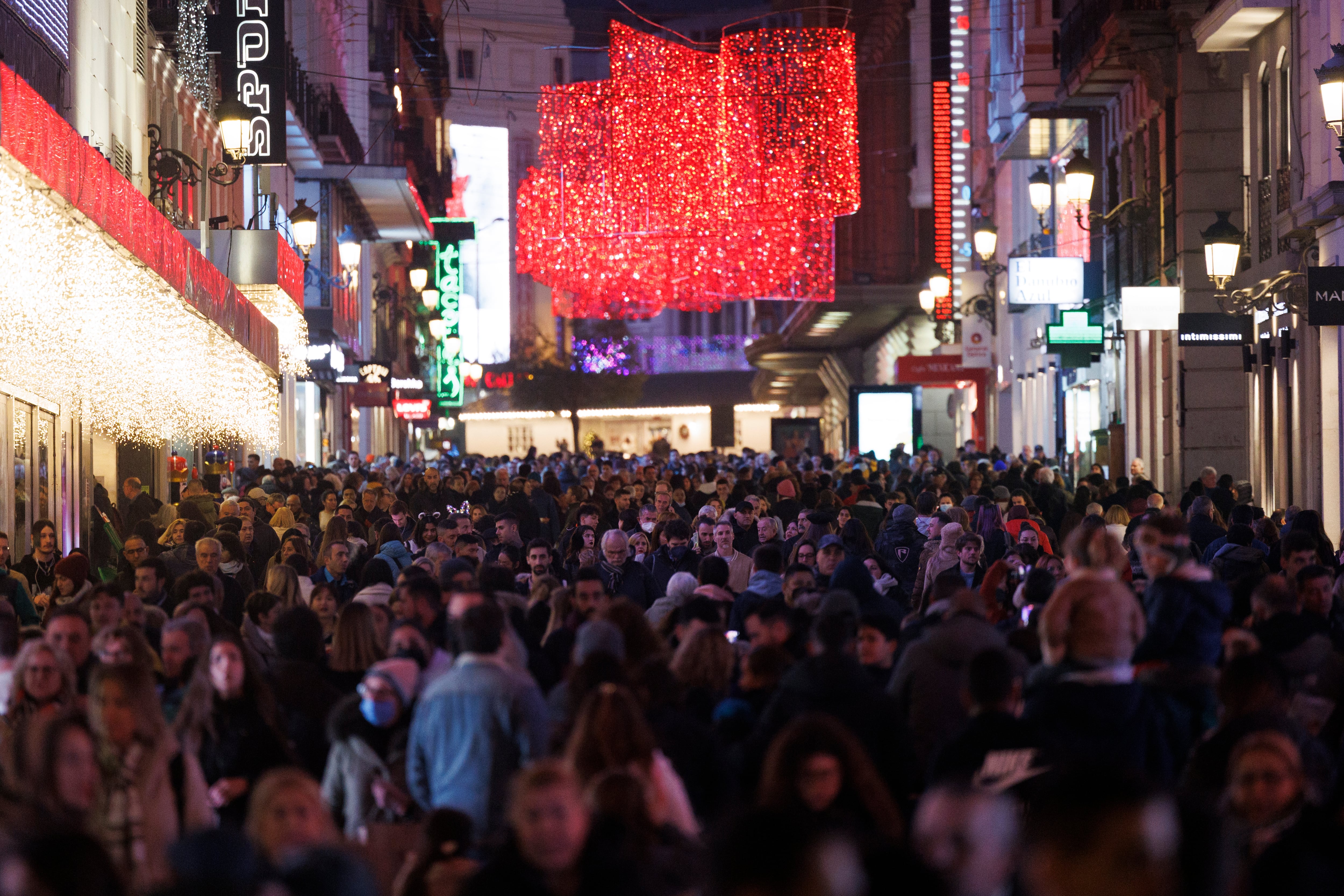 MADRID, 19/12/2022.- La calle Preciados llena de gente en plena campaña de compras de Navidad, este lunes en Madrid. EFE/Sergio Pérez
