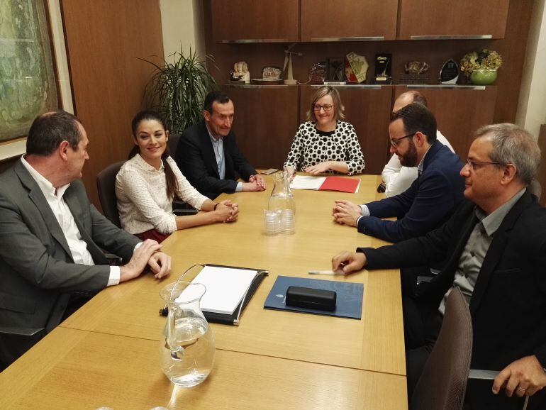 Reunión en el Ayuntamiento con la consellera de Vivienda