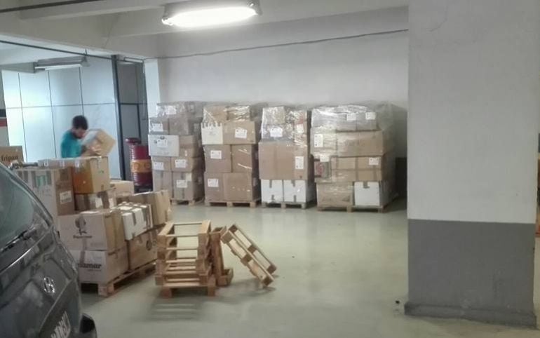 Local en el que CARE realiza la recogida de ropa y calzado para las personas refugiadas