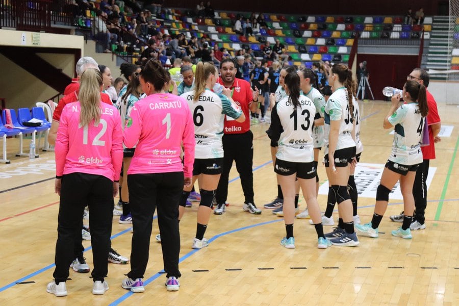 Un tiempo muerto durante un partido del Elche Atticgo en el Pabellón Esperanza Lag