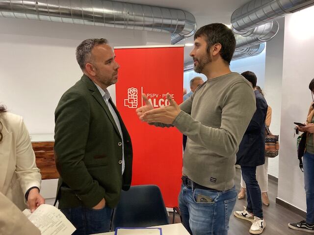 Rafa Simó y Héctor Climent conversan en la Agrupación Socialista de Alcoy