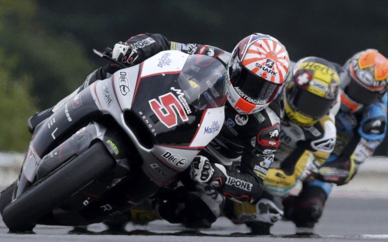 Johann Zarco liderando la carrera en el G.P. de Brno.