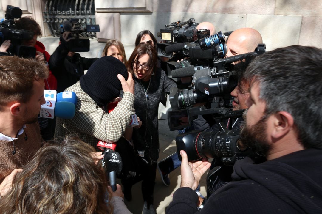 Joaquín Beníez, con pasamontañas, rodeado de periodistas a su llegada a la Audiencia de Barcelona, en la primera jornada del juicio