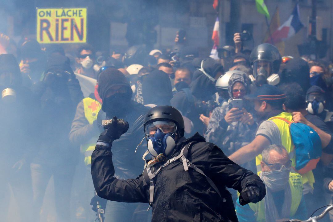 Este 1 de mayo, la policía ha respondido a parte de los manifestantes de París con gases lacrimógenos.