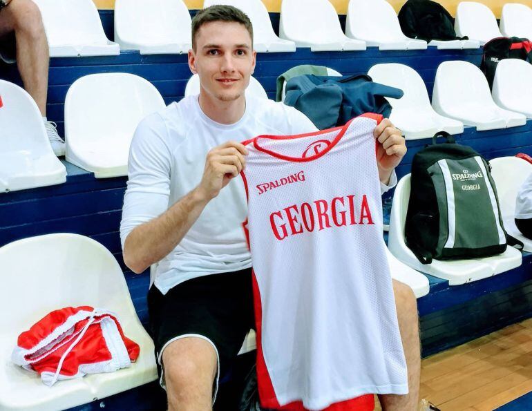 Matt Janning con su nueva camiseta en Tblisi.