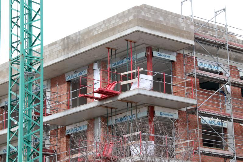 Bloc de pisos en procés de construcció