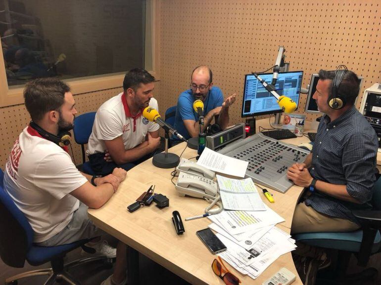 David Varela, en los estudios de Radio Alicante, junto a Pedro Vera