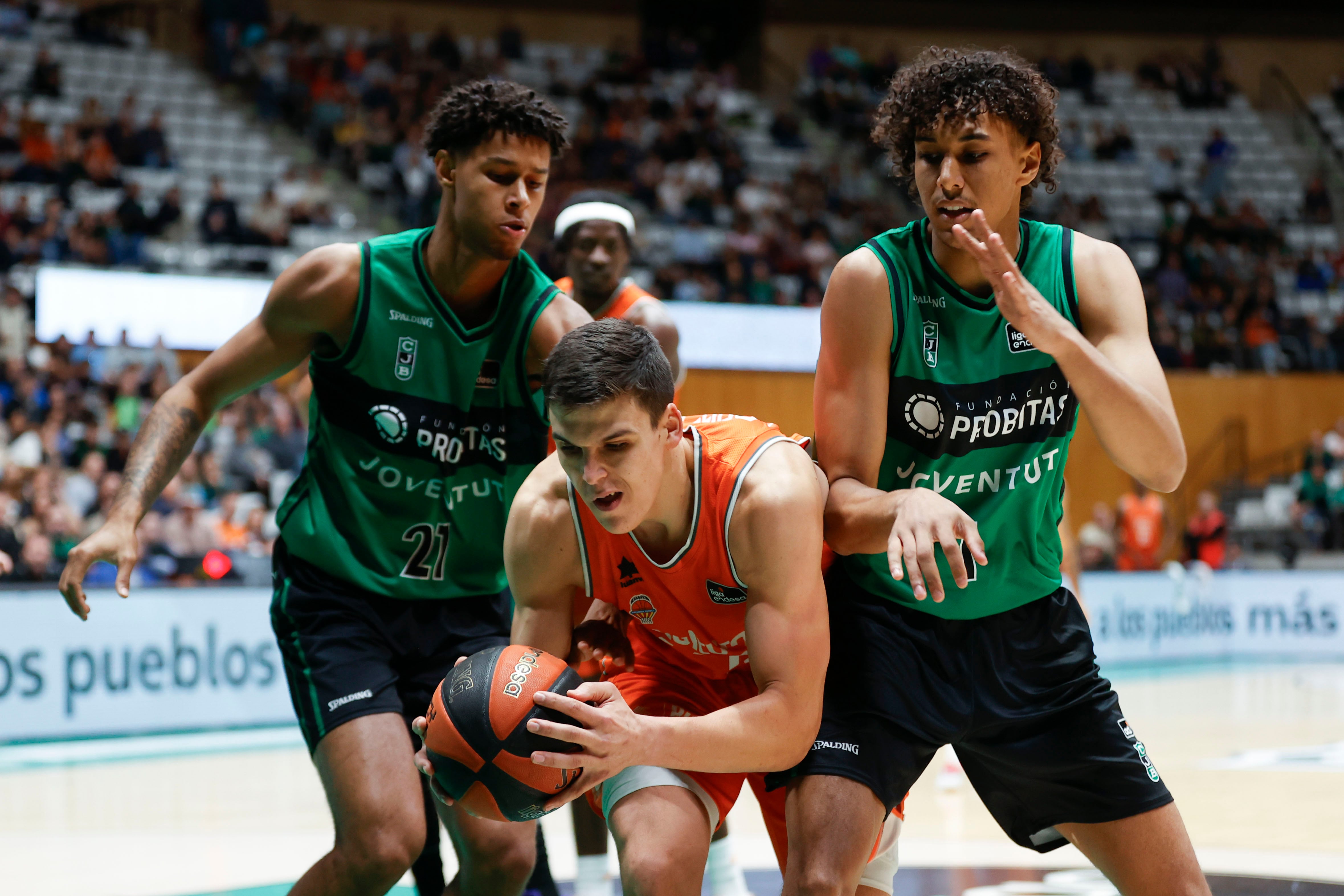 BADALONA, 05/11/2023.- El ala-pívot del Valencia Basket Jaime Pradilla (c) cntrola el balón entre Miguel Allen (i) y Yannick Kraag, ambos del Joventut, durante el partido de la jornada 8 de la Liga ACB que Joventut de Badalona y Valencia Basket disputan hoy domingo en el Palau Municipal D´Esports de Badalona. EFE/Toni Albir