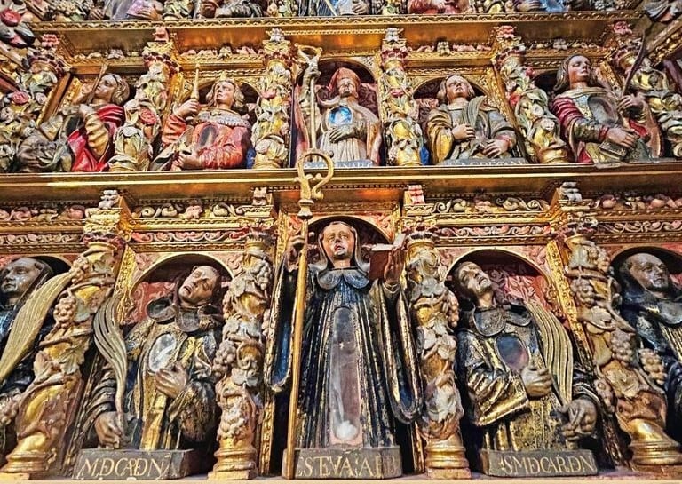 Lo habitual es contar con una o dos reliquias, pero el Monasterio de San Salvador alberga veintiocho.