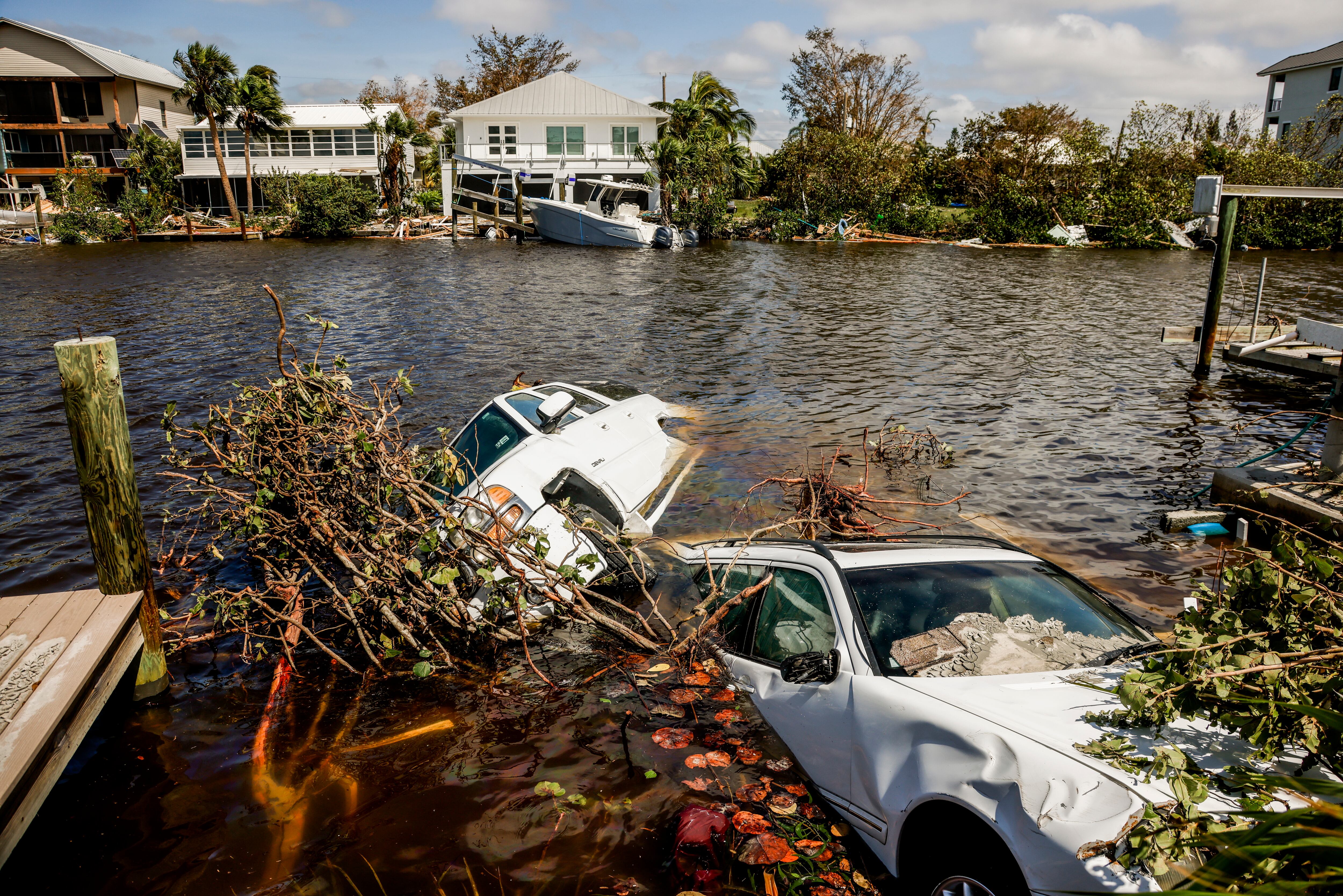 Vehículos sumergidos en un canal tras el paso del huracán Ian en Bonita Shores, Florida