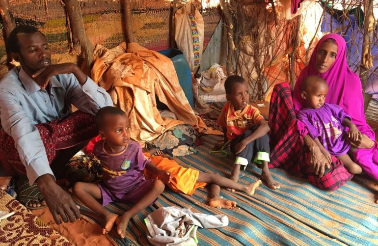 La familia de Sukri. en su choza en el campo de desplazados internos de Hoodo, a 30 km de la frontera con Etiopia.