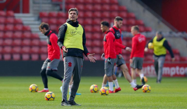 Mauricio Pellegrino dirigiendo una sesión al frente del Southampton