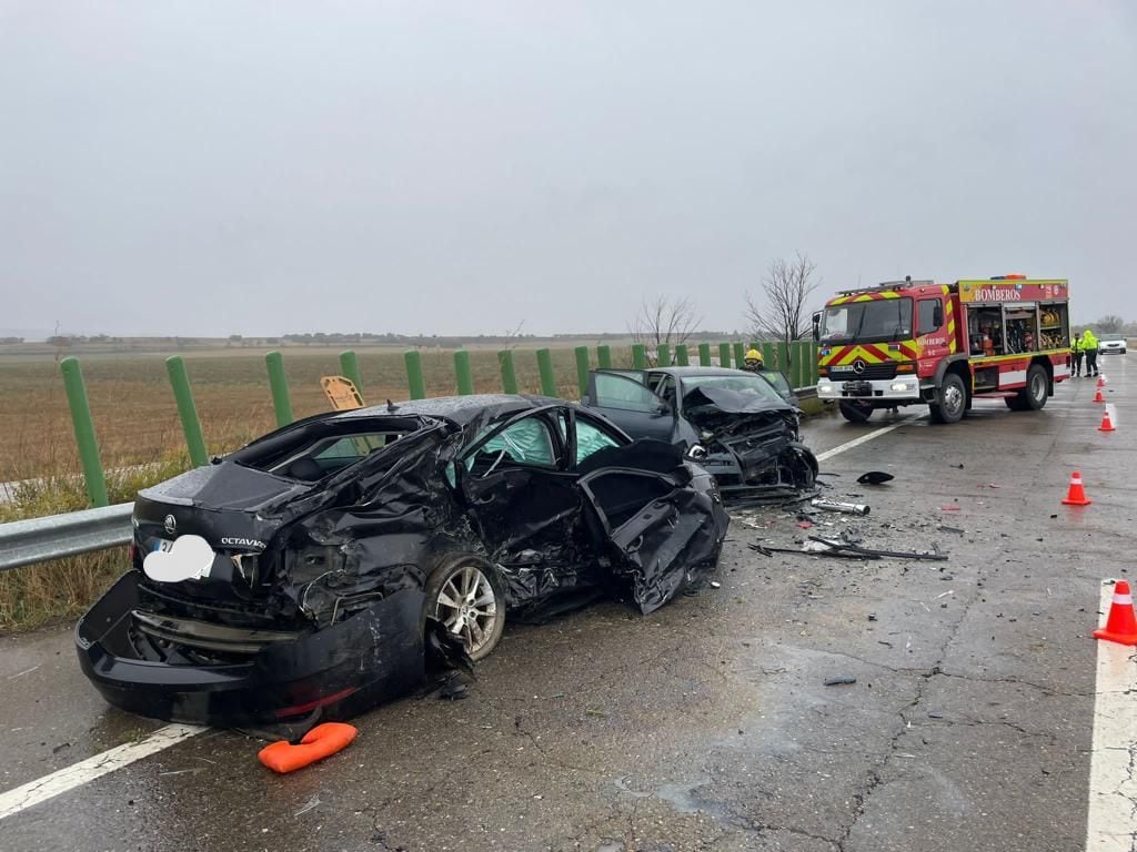 Estado en el que quedaban los vehículos tras el accidente en la A-23 en Igriés