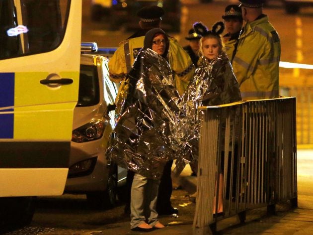 FOTOGALERIA | Dos mujeres atendidas cerca del Manchester Arena.