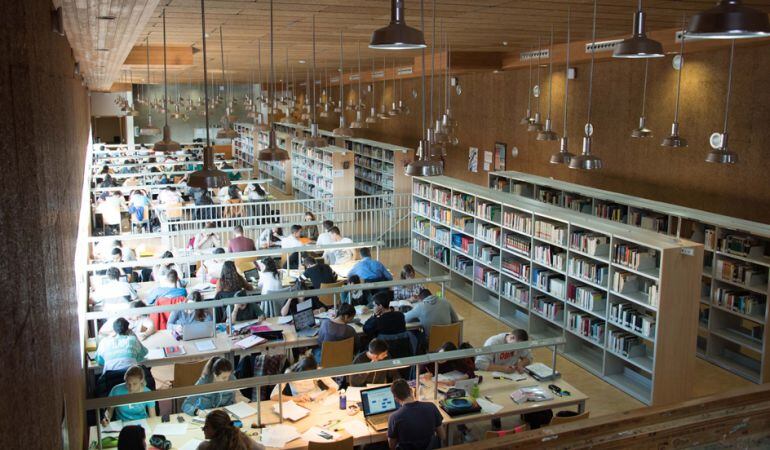 Los estudiantes aprovechan el horario ampliado para preparar al máximo sus exámenes