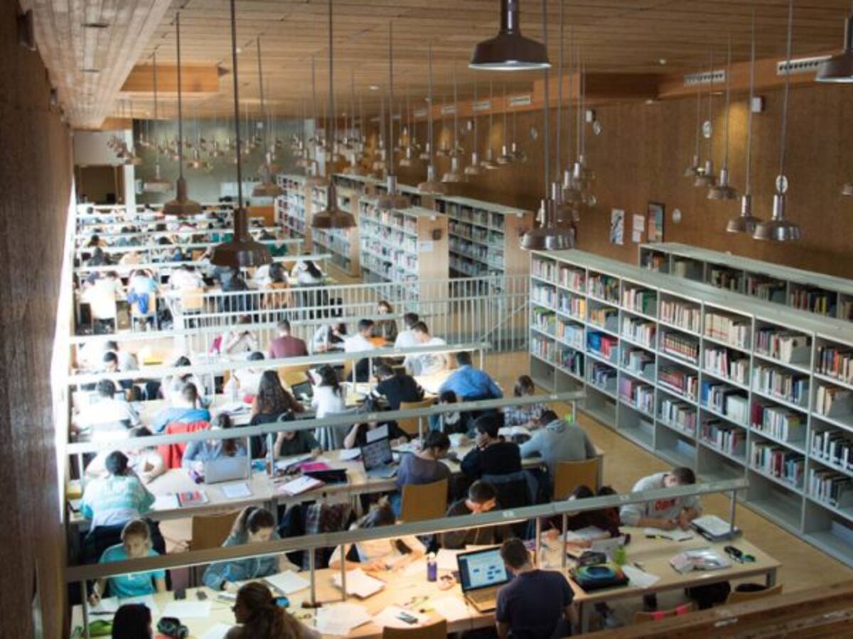 Tiempo para estudiar en la biblioteca hasta la madrugada