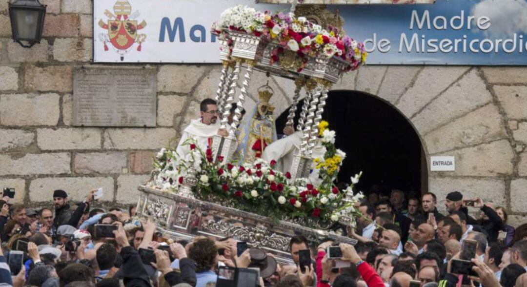 Momento en el que los anderos sacan a la Virgen de la Cabeza del templo sobre su trono. 