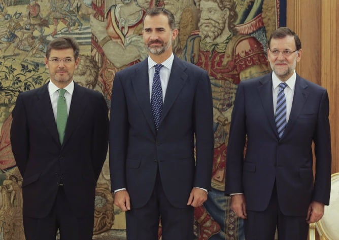 El rey posa junto al nuevo ministro de Justicia, Rafael Catalá, y el presidente del Gobierno, Mariano Rajoy, durante el acto celebrado en el Palacio de la Zarzuela en el que el nuevo titular de Justicia ha jurado su cargo.