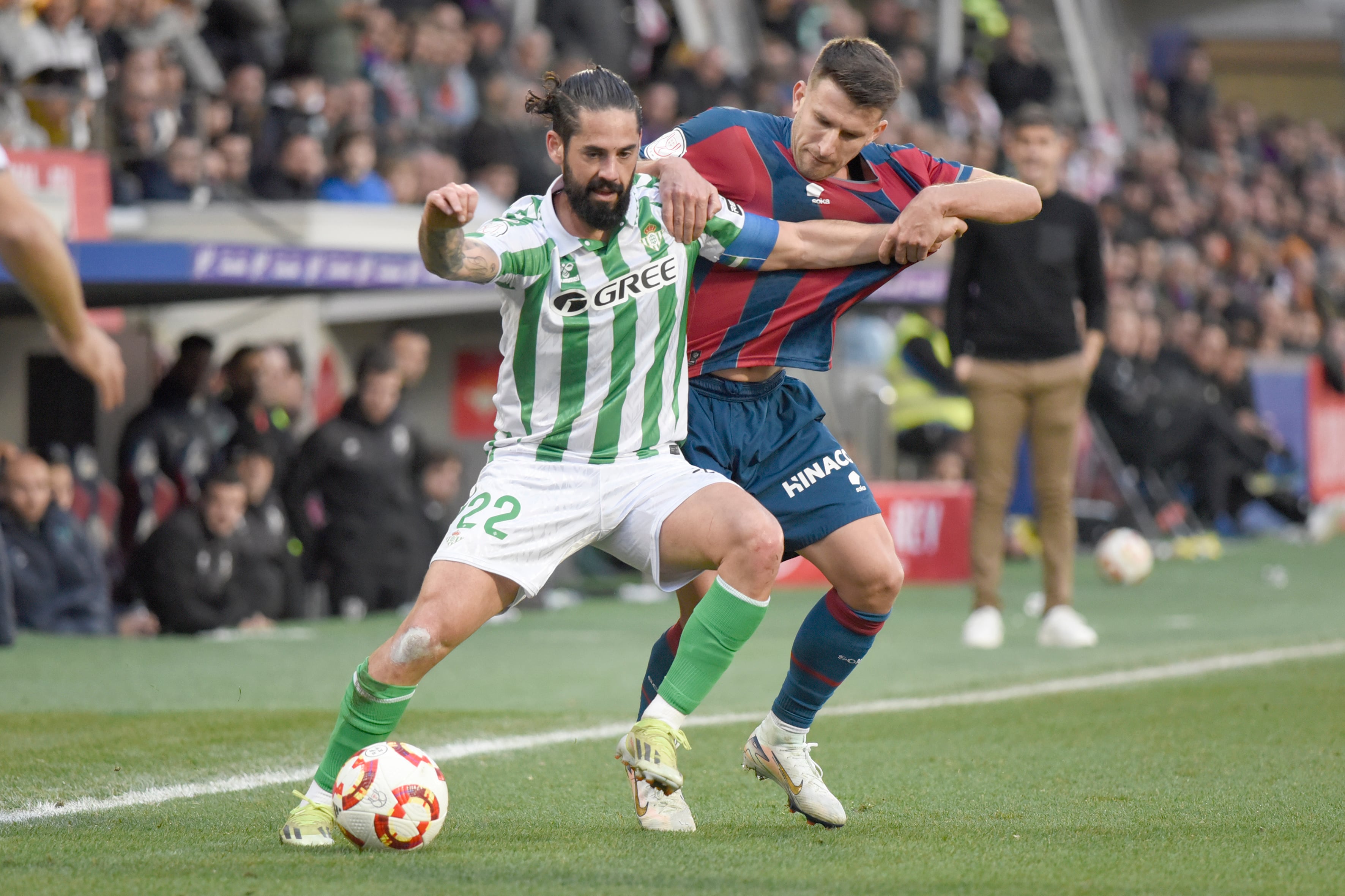 HUESCA, 04/01/2025.-El centrocampista del Betis Isco Alarcón, y el centrocampista del Huesca Gerard Valentín, este sábado durante el partido de tercera ronda de la Copa del Rey celebrado en el estadio El Alcoraz.-EFE/ Javier Blasco
