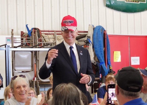 Biden descoloca a todos al ponerse una gorra de la campaña de Trump durante una visita a un cuartel de bomberos.