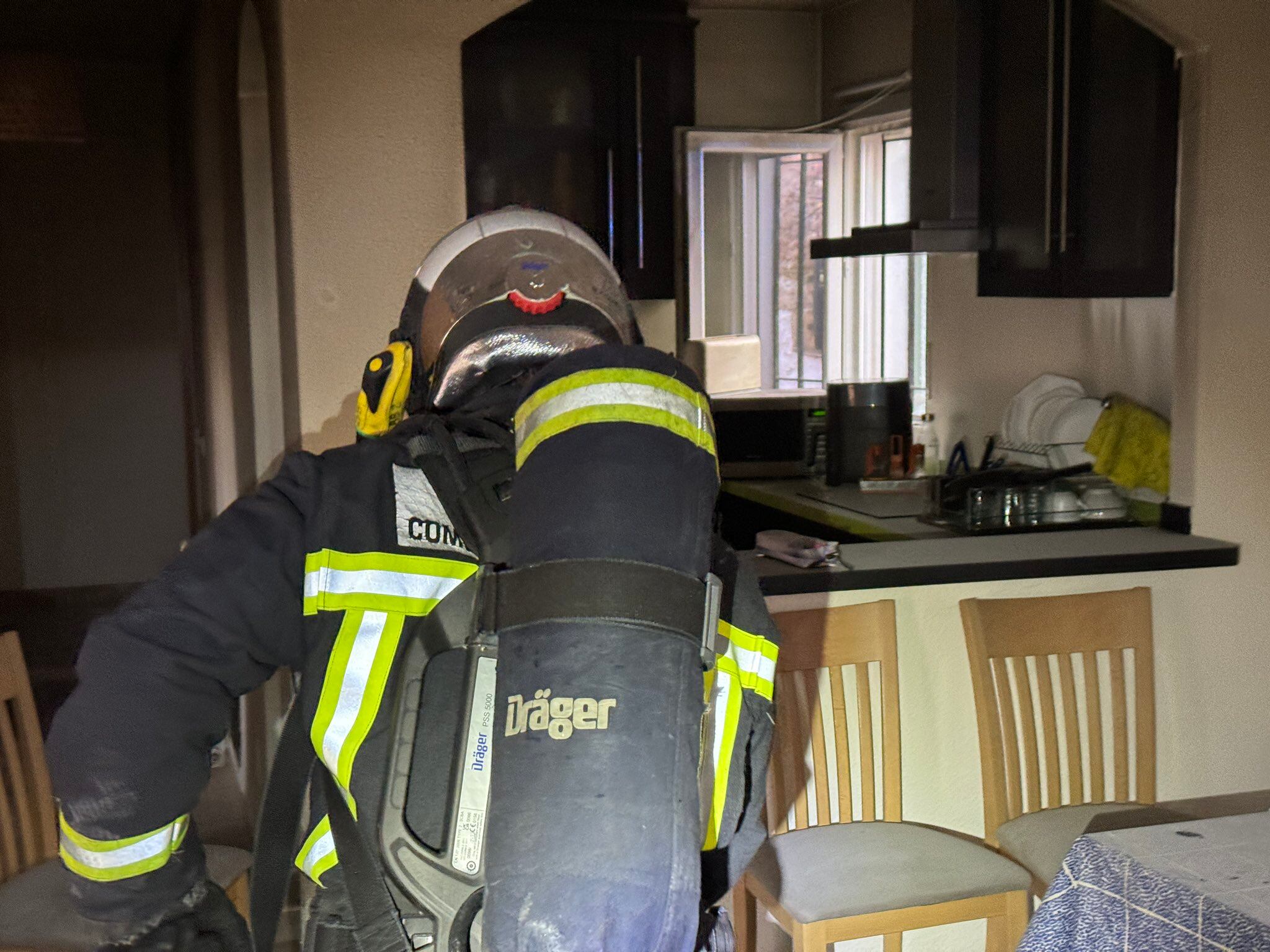 Los bomberos extinguieron el fuego declarado en la zona de la chimenea y que afectó a varios muebles del salón