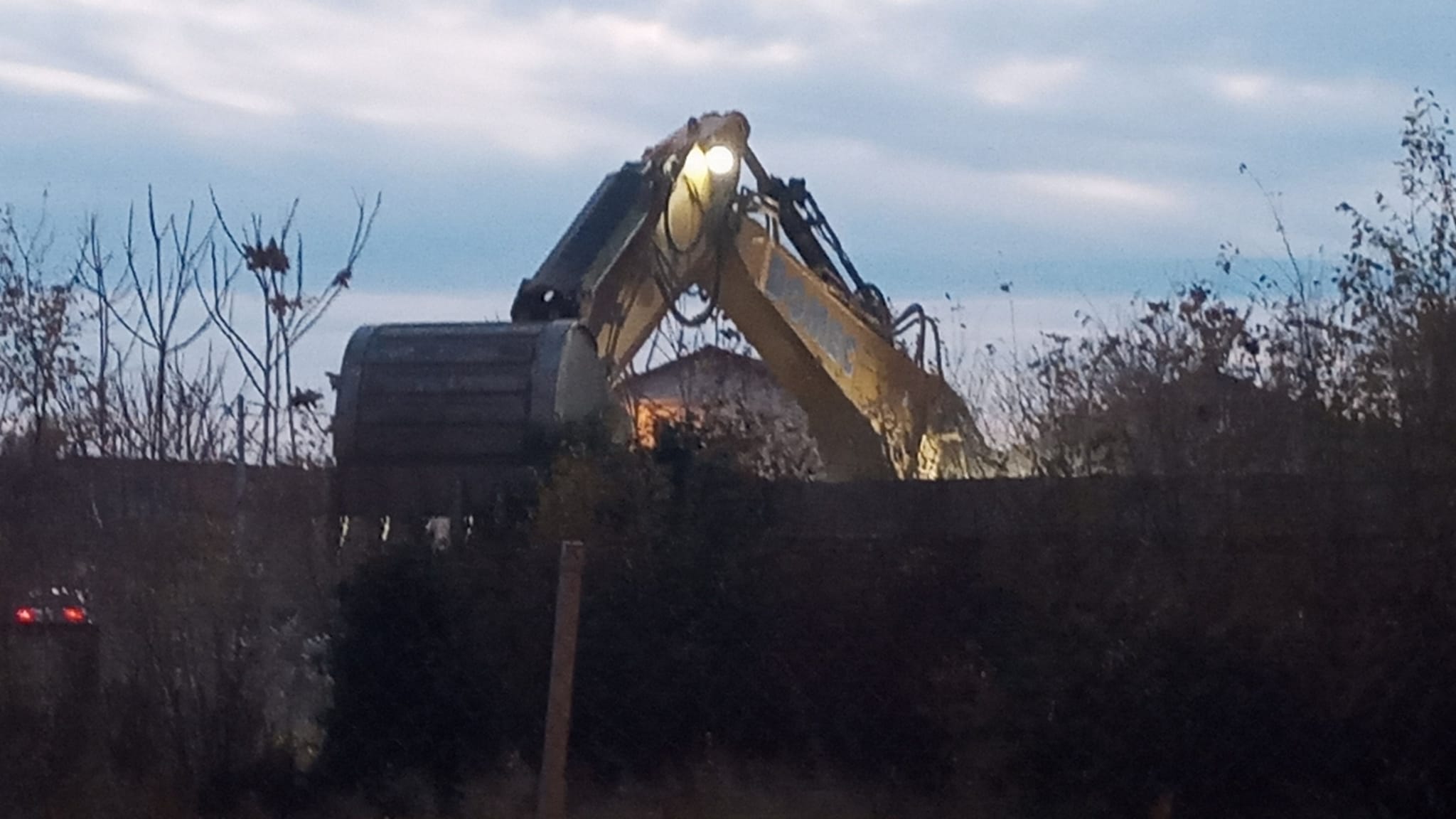 Las máquinas han empezado con las demoliciones pendientes