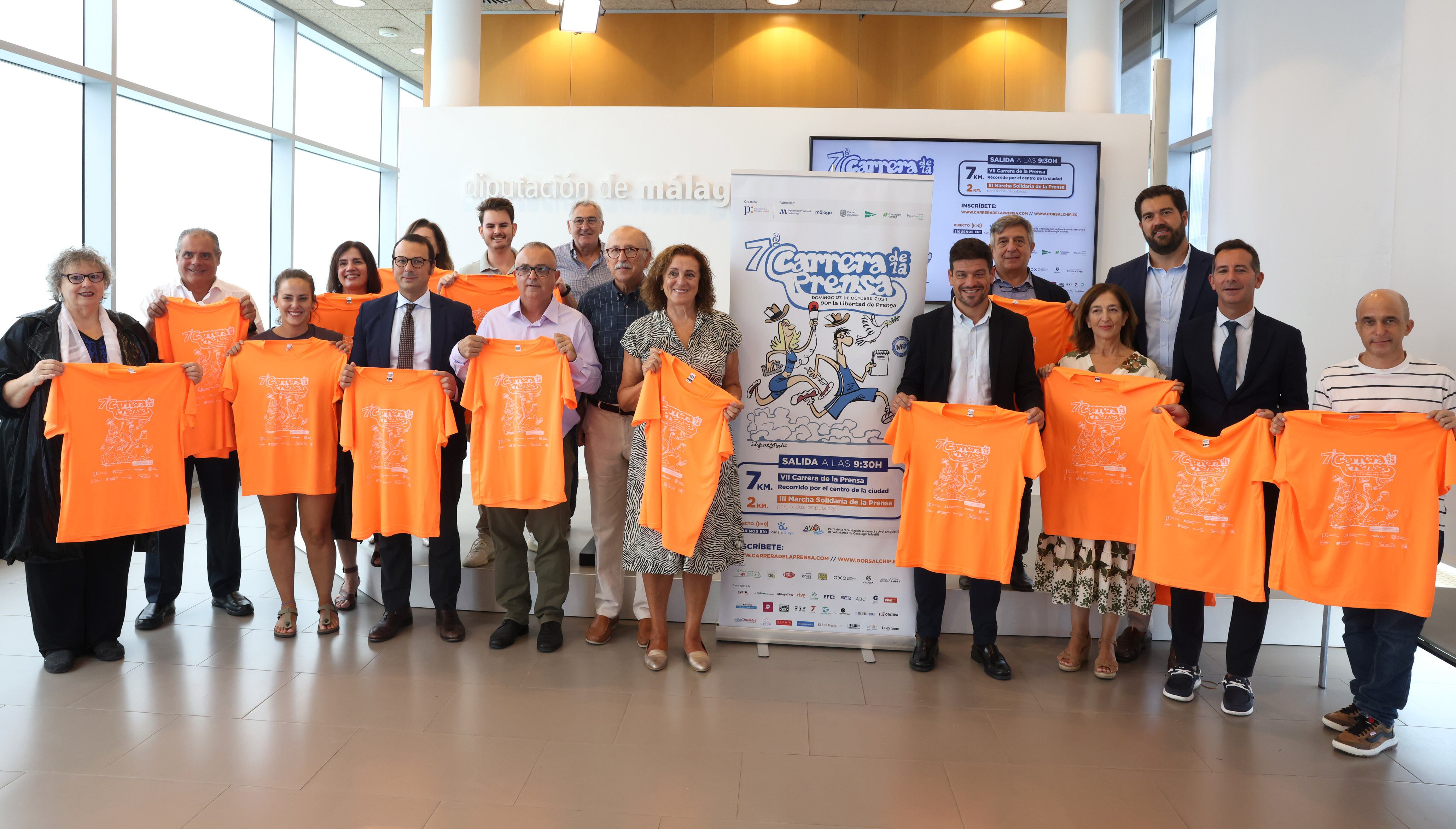 Foto de familia de la presentación de la Carrera de la Prensa