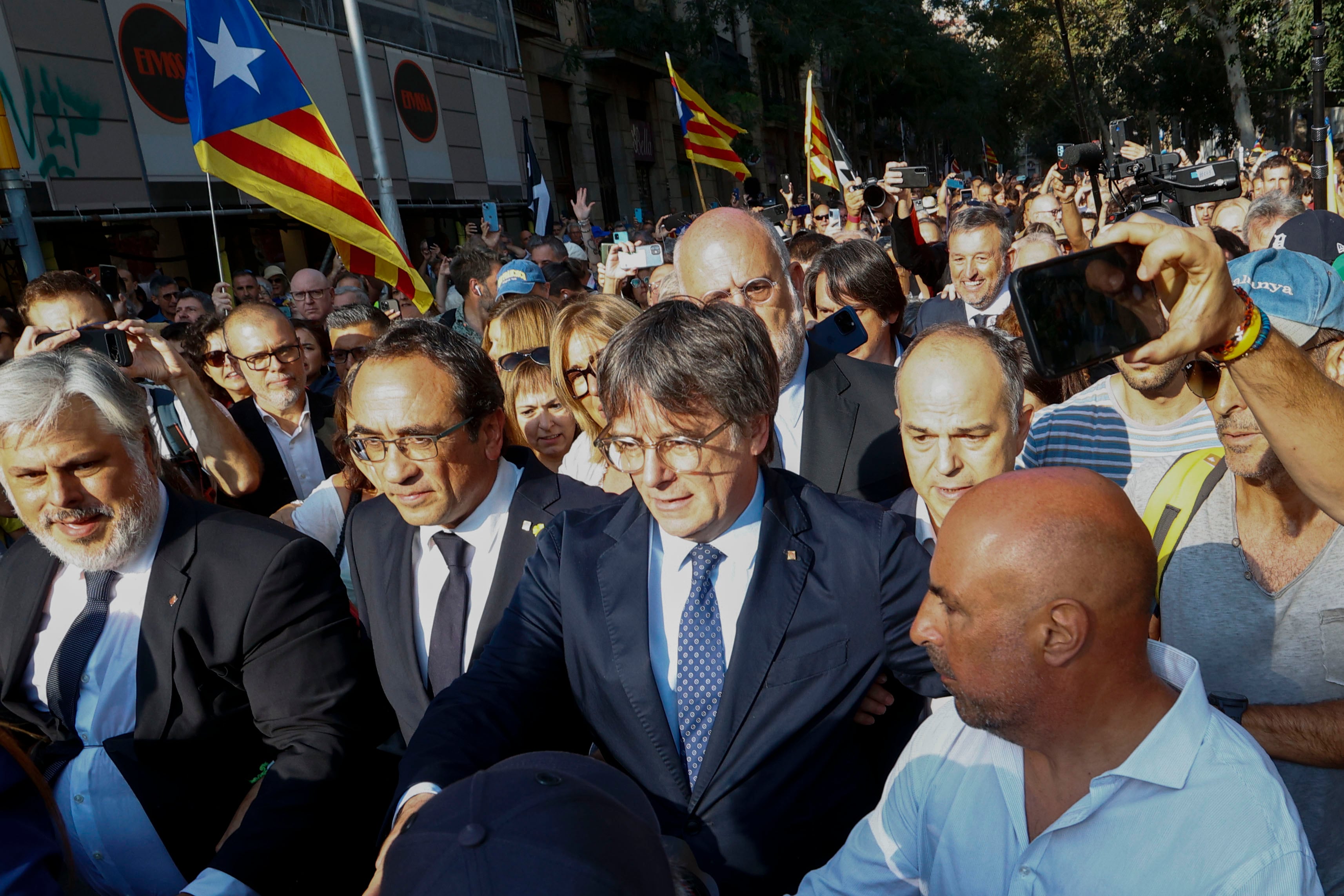 BARCELONA, 08/08/2024.- El expresidente de la Generalitat Carles Puigdemont ha logrado este jueves irrumpir en el acto de bienvenida organizado en el paseo Lluís Companys de Barcelona para arroparlo en su retorno. Puigdemont ha llegado acompañado por dirigentes de Junts como Josep Rull, Laura Borrás o Jordi TurullEFE/ Quique Garcia
