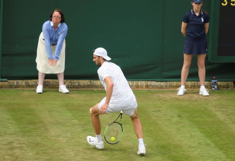 Daniel Brands devuelve la pelota a Monfils en su enfrentamiento de primera ronda de Wimbledon.