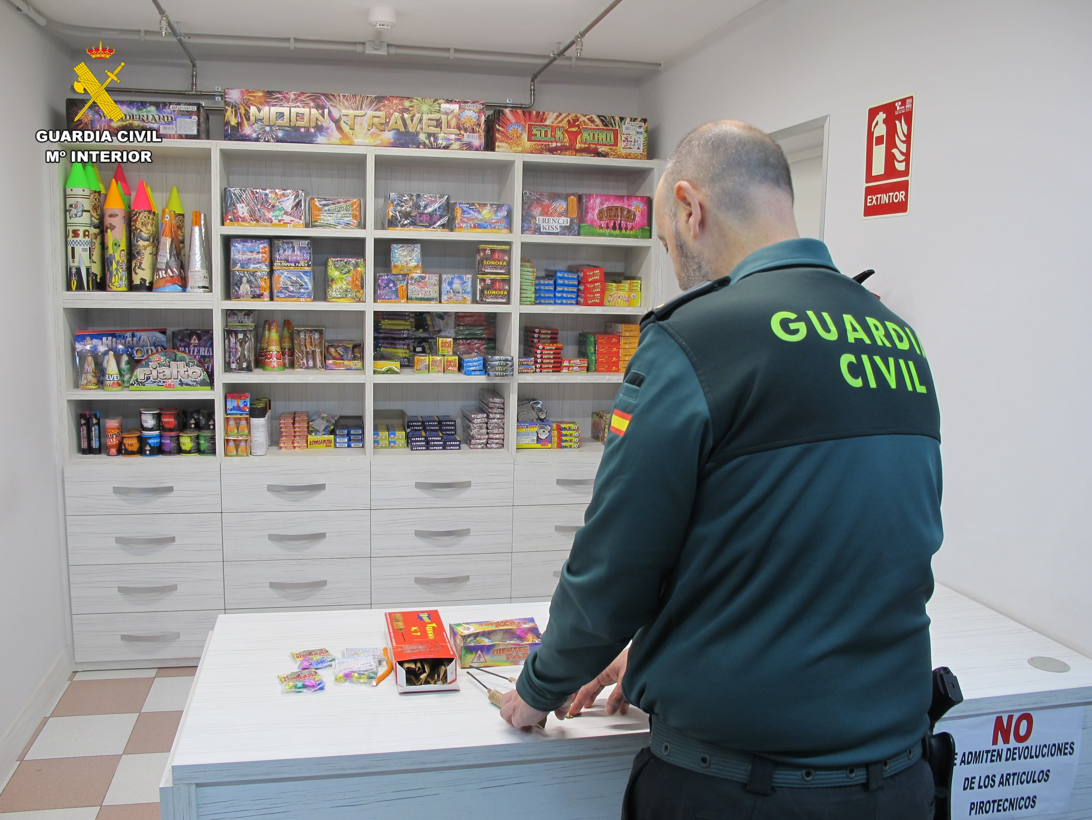 Agente de la Guardia Civil revisa material pirotécnico en un establecimiento