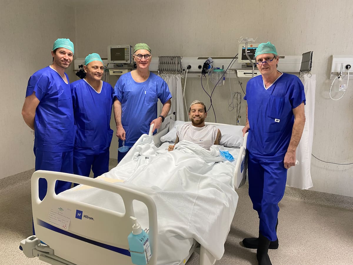 Los doctores Ripoll y Van Dijk intervienen con éxito a Papu Gómez