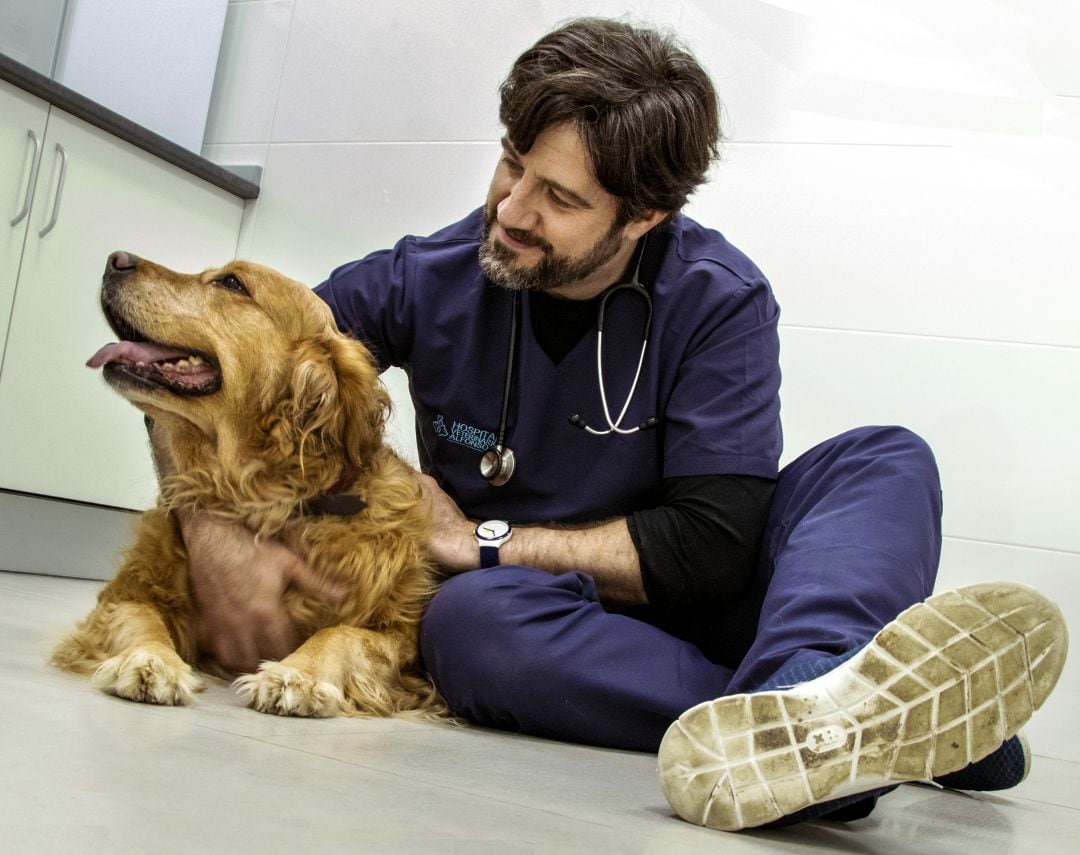 Gregorio Herrera es veterinario y copropietario del hospital